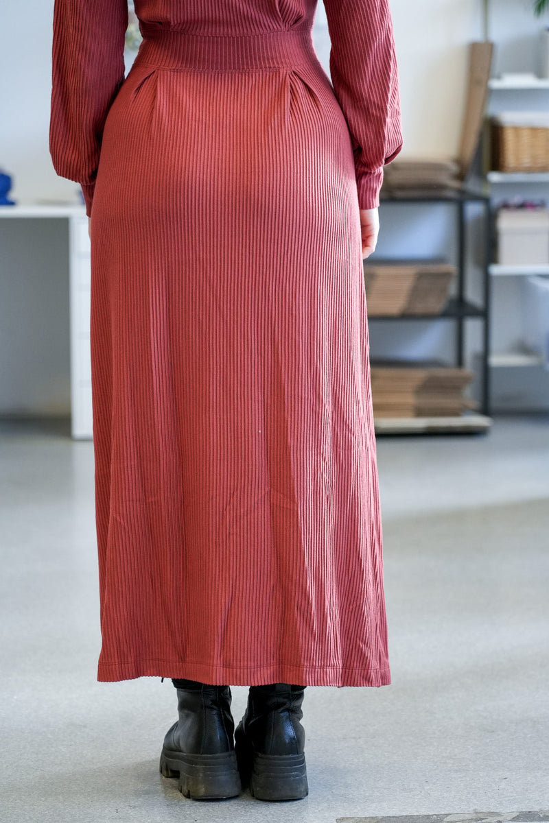 AILA Comfy Dress – ECOVERO™ Viscose Oversized Rippstrick Cider — Ansicht 3