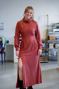 AILA Comfy Dress – ECOVERO™ Viscose Oversized Rippstrick Cider — Ansicht 6