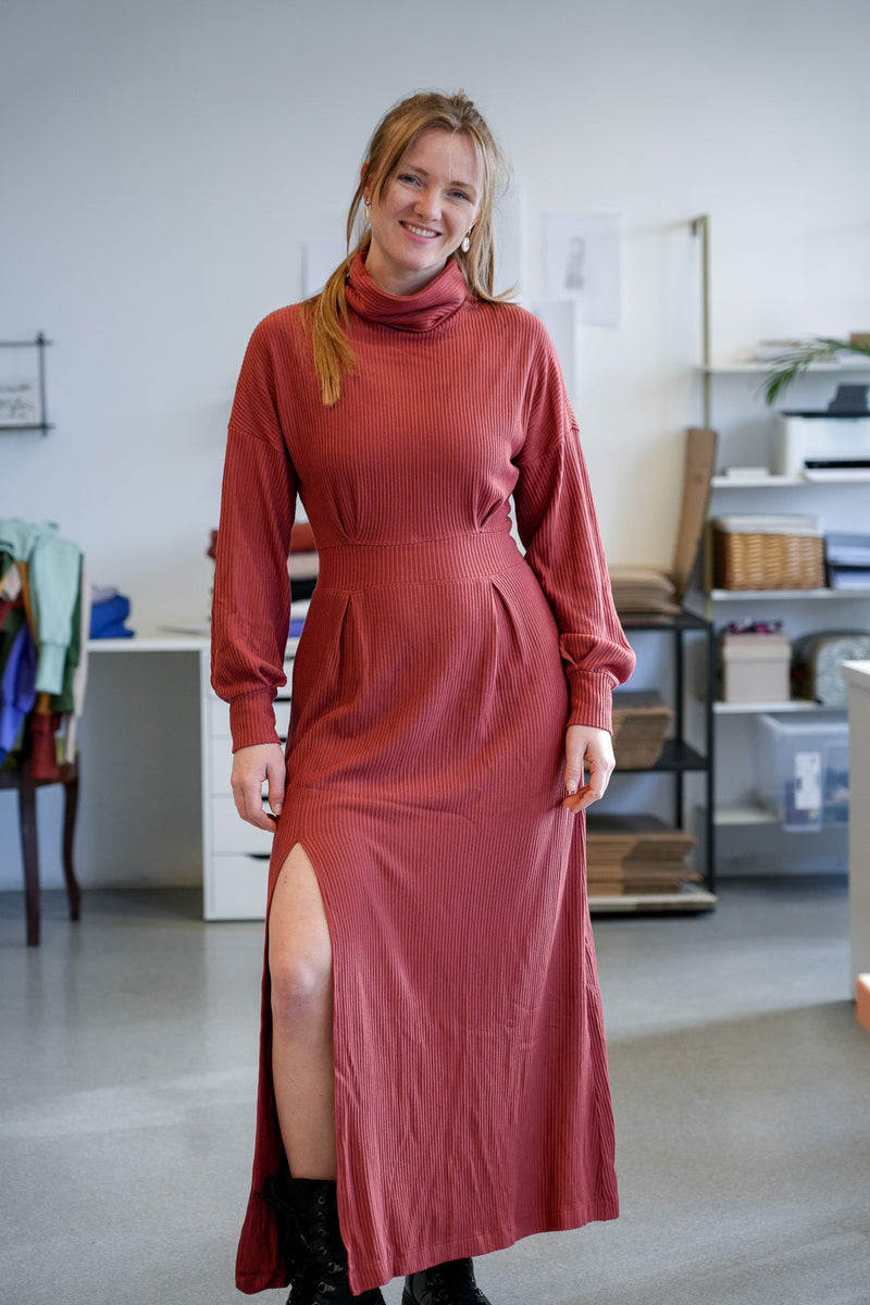 AILA Comfy Dress – ECOVERO™ Viscose Oversized Rippstrick Cider — Ansicht 6