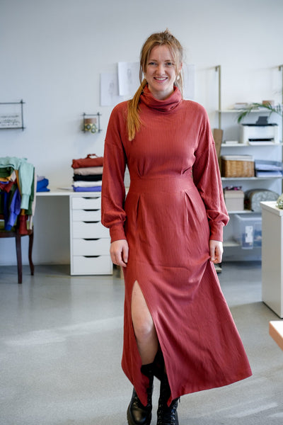 AILA Comfy Dress – ECOVERO™ Viscose Oversized Rippstrick Cider