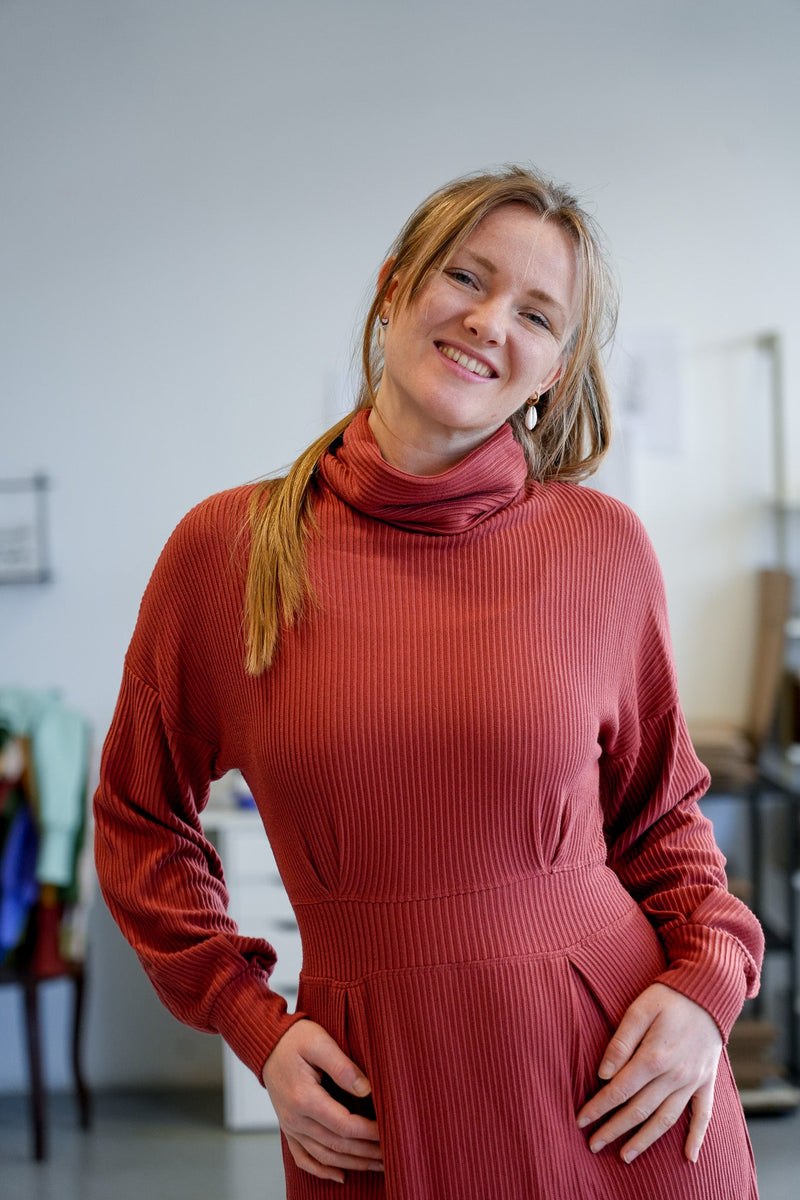 AILA Comfy Dress – ECOVERO™ Viscose Oversized Rippstrick Cider — Ansicht 5