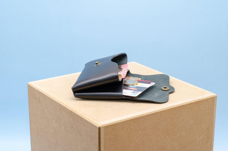 Minimalist Leather Wallet – Handmade Berlin | Genuine Leather One-of-a-Kind — Ansicht 8