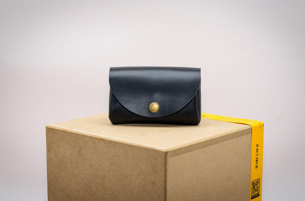 Minimalist Women's Wallet – Handcrafted Full-Grain Leather