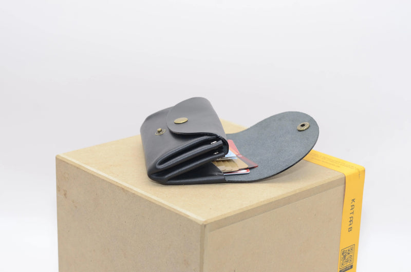 Minimalist Women's Wallet – Handcrafted Full-Grain Leather — Ansicht 9