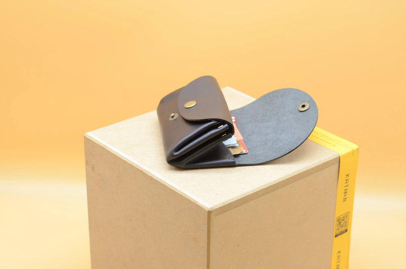 Minimalist Women's Wallet – Handcrafted Full-Grain Leather — Ansicht 8