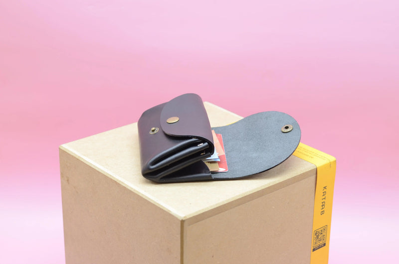Minimalist Women's Wallet – Handcrafted Full-Grain Leather — Ansicht 7