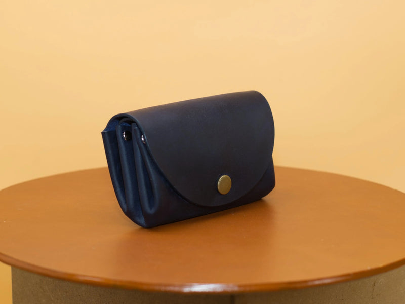 Minimalist Women's Wallet – Handcrafted Full-Grain Leather — Ansicht 5
