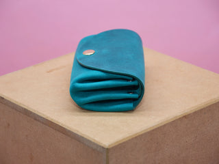 Minimalistisches Portemonnaie für Frauen – Echtleder | Handmade | Türkis Berlin Edition