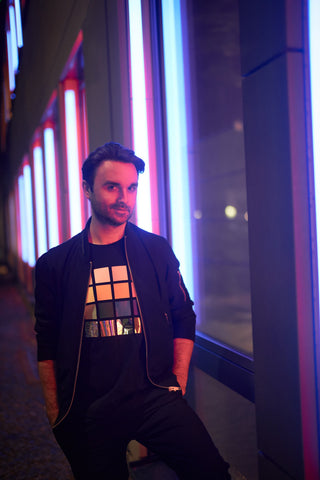 Unisex T‑Shirt mit multicolorem Folien‑Frontprint; weicher Baumwoll‑Jersey, flexibler Druck, handveredeltes Unikat – abstrakte, grafische Aussage für jeden Tag.
