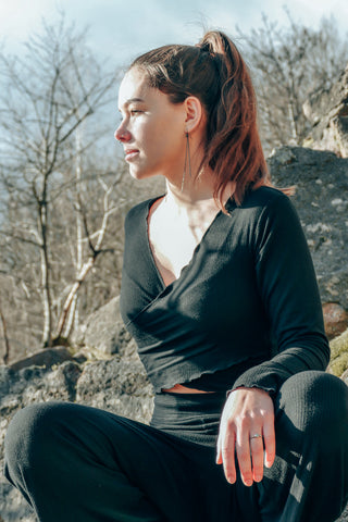Gemütlicher Pullover für den Sommer mit Rüschen und Rippstoff