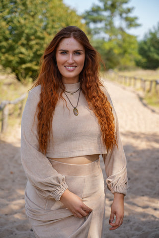 Femininer Kurzpullover in Dune, eleganter Schnitt und luxuriöser Cordstoff, geeignet für besondere Anlässe in Sandfarbe