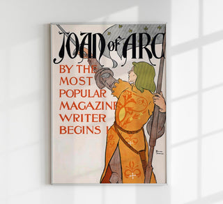 Plakatartige Illustration von Jeanne d’Arc nach Edward Penfield, junge Frau in Rüstung mit erhobenem Schwert und Fahne vor stilisiertem Hintergrund, in klaren Farbflächen und Jugendstil-Ästhetik, als Fine-Art-Print an einer modern eingerichteten Wand präsentiert
