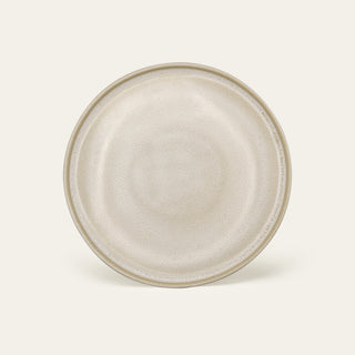 Runder Steingut Teller in Beige.