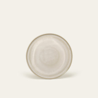 Runder Steingut Teller in Beige.