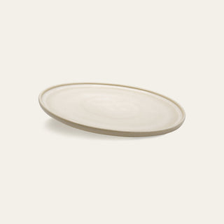 Runder Steingut Teller in Beige.