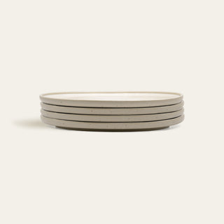 Vier aufeinander liegende Steingut Teller in Beige.