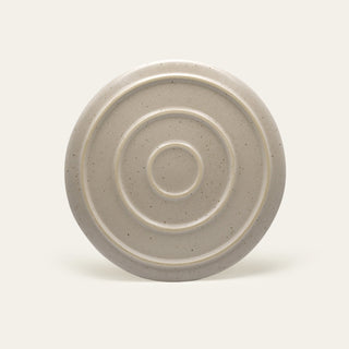 Rückseite von Steingut Teller in Beige.