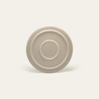 Rückseite von einem Steingut Teller in Beige.
