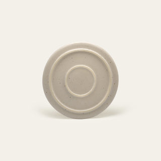 Rückseite von einem Steingut Teller in Beige.