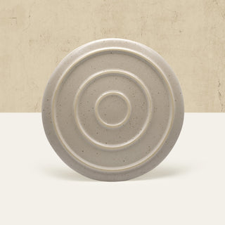 Rückseite von Steingut Teller in Beige.