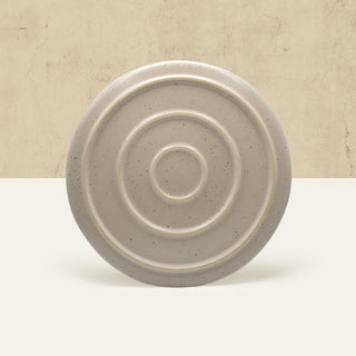 Rückseite von Steingut Teller in Beige.