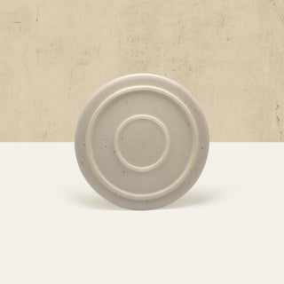 Rückseite von einem Steingut Teller in Beige.