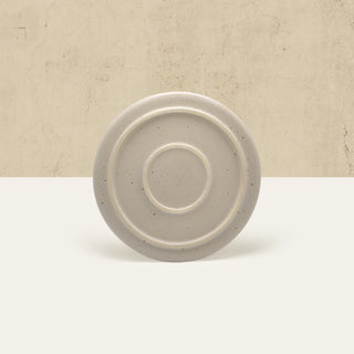 Rückseite von einem Steingut Teller in Beige.