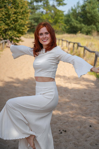 Stilvoller Kurzpullover in reinem Creamy White, der jede Figur schmeichelt.