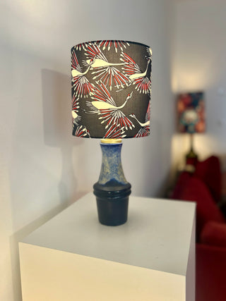 Tischlampe aus Original Scheurich Vase mit Kranich-Schirm