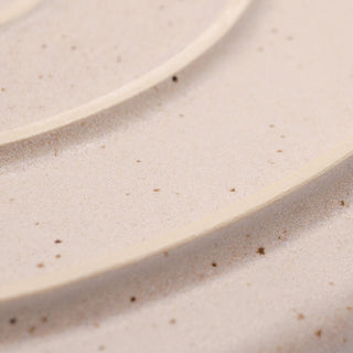 Detail von Steingut Teller in Beige.