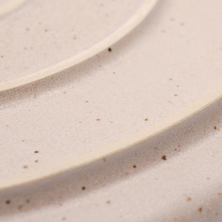 Rückseite von einem Steingut Teller in Beige.