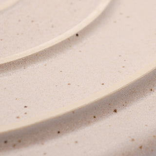 Rückseite von einem Steingut Teller in Beige.