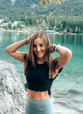 Loungewear Crop Top aus nachhaltigem und schwarzem Stoff mit seitlicher Schnürung 