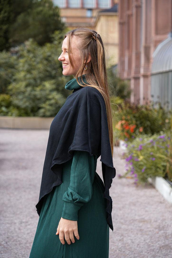 Nayala Poncho black – Organic cotton, elegant & versatile
