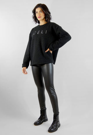 Figurnahe Hose Sabrina aus elastischem Öko-Leder mit weicher, glatter Oberfläche und modernem Lederlook – ideal für Office, Alltag und Abend-Outfits.
