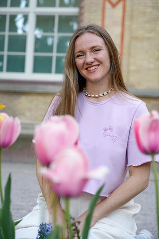 Fliederfarbenes Crop-T-Shirt aus Bio-Baumwolle mit Schmetterlingsärmeln, Rüschen und Rückenausschnitt – nachhaltig, fair und kunstvoll gefertigt.
