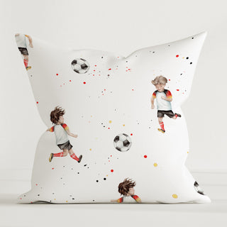 „Fussball“ Kinder Dekokissen, 100 % Baumwolle, 40×40 cm, ohne Füllung – sportliches Fussball‑Motiv für Kinderzimmer und Leseecken.

