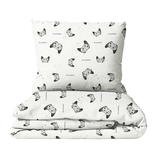 Leslis Bettwäsche „Gamer“ mit Controllern und Pixel‑Icons, zwei Größen, wahlweise Satin‑Baumwolle oder Musselin, OEKO‑TEX zertifiziert, in Europa auf Bestellung gefertigt.
