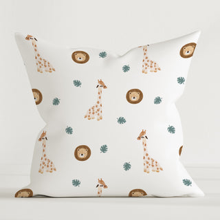 Kinder Dekokissen mit Giraffe‑und‑Löwe‑Motiv aus OEKO‑Tex Baumwolle – handgemacht, farbenfroh und hautfreundlich von Leslis
