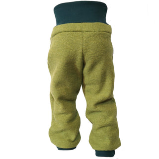 Grüne Kinderhose aus Bio-Wollwalk mit breiten, umklappbaren Bündchen, die an kalten Tagen warmhält, Bewegungsfreiheit bietet und dank nachhaltiger, schadstoffarmer Materialien lange mitwächst.
