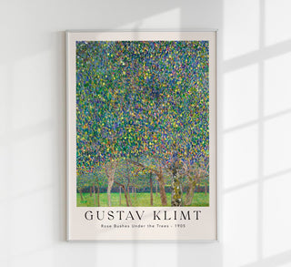 Gustav Klimt Rose Bushes Under the Trees Fine Art Print mit dekorativen Rosenbüschen, Baumornamenten und goldener Secession-Ästhetik für elegante Räume
