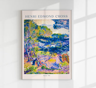 Pointillistische Küstenansicht von Kap Layet nach Henri Edmond Cross mit Pinie im Vordergrund, Felsen und tiefblauem Meer, in leuchtenden Farbflecken gemalt und als Exhibition-Poster gerahmt an einer hellen Wand in einem modernen Wohnraum präsentiert
