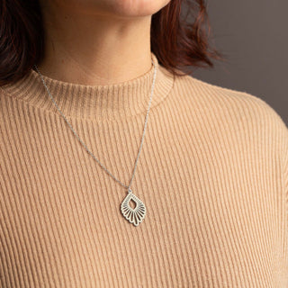 „Mindful“ Halskette mit Holzanhänger – federleicht | nachhaltig | hautfreundlich