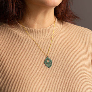 „Mindful“ Halskette mit Holzanhänger – federleicht | nachhaltig | hautfreundlich