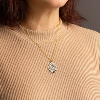 „Mindful“ Halskette mit Holzanhänger – federleicht | nachhaltig | hautfreundlich