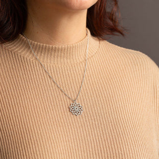 „Mandala“ Halskette mit Holzanhänger – federleicht | nachhaltig | hautfreundlich