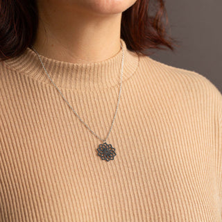 „Mandala“ Halskette mit Holzanhänger – federleicht | nachhaltig | hautfreundlich