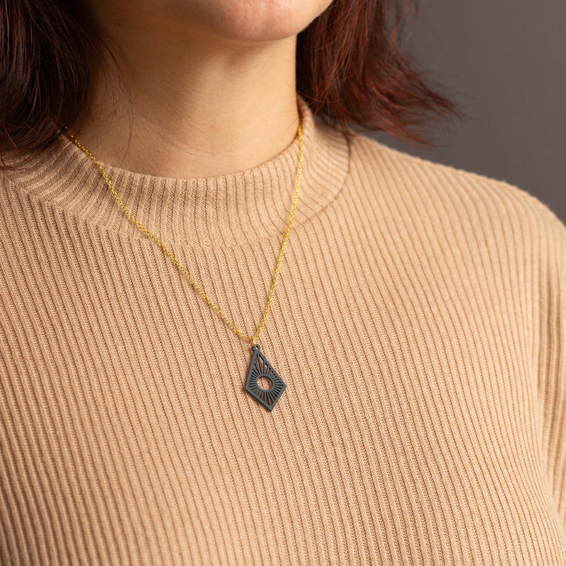 "Sunrise" Necklace with Wooden Pendant – Feather-light, Sustainable, Skin-friendly — Ansicht 34