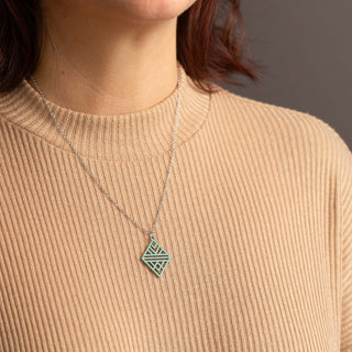 „Tribal Echo“ Halskette mit Holzanhänger – federleicht | nachhaltig | hautfreundlich