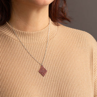 „Tribal Echo“ Halskette mit Holzanhänger – federleicht | nachhaltig | hautfreundlich